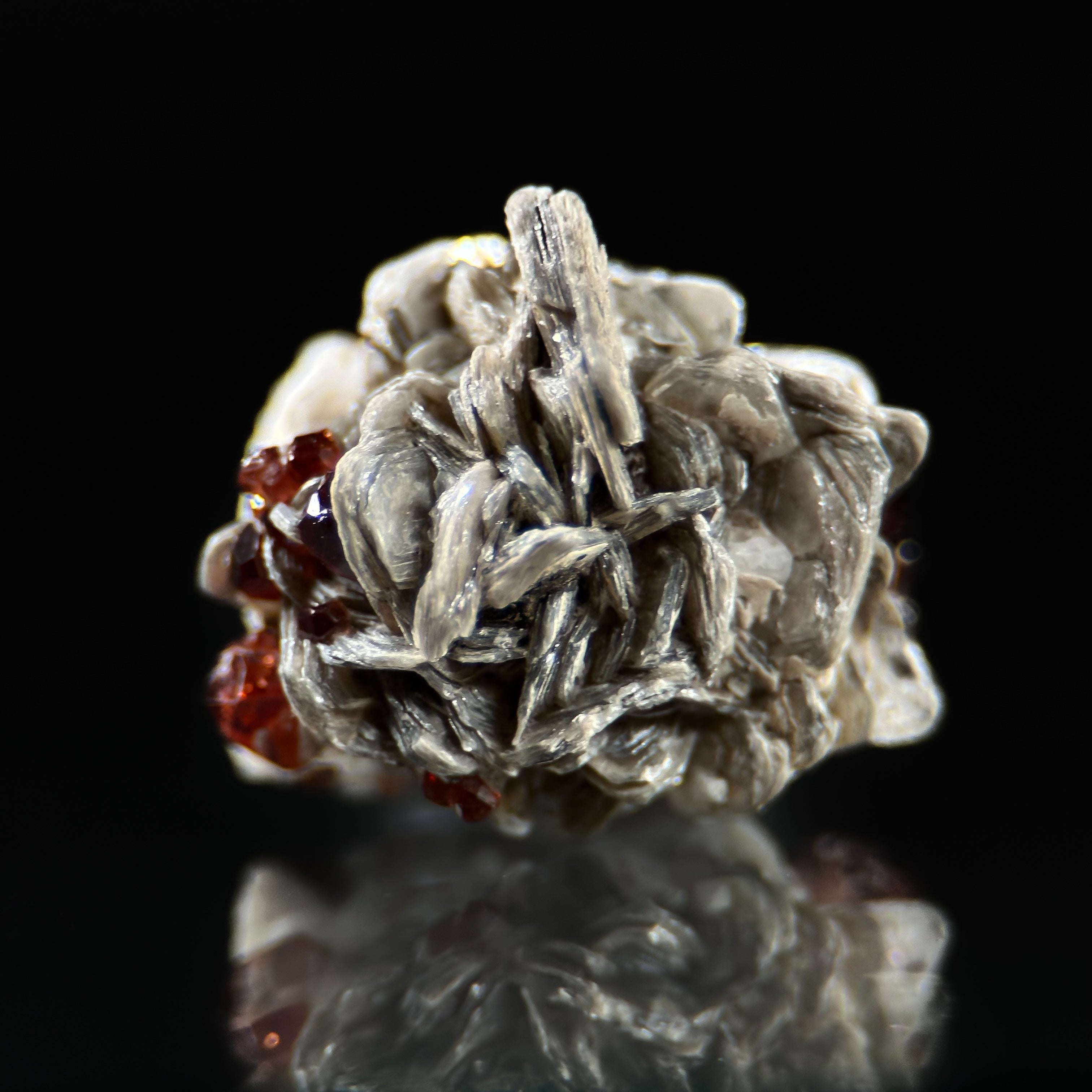 Garnet var. Spessartine on Muscovite & Albite