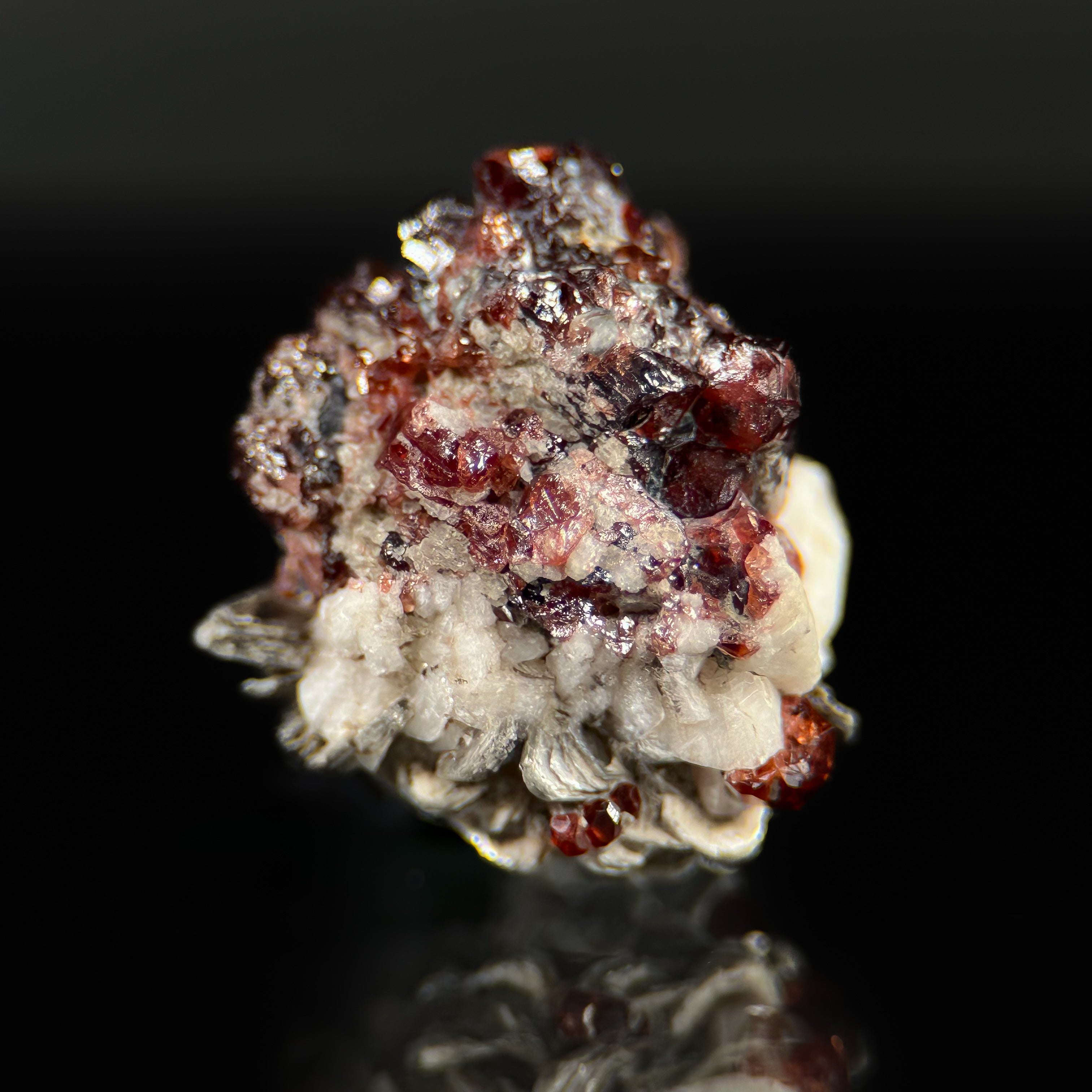 Garnet var. Spessartine on Muscovite & Albite