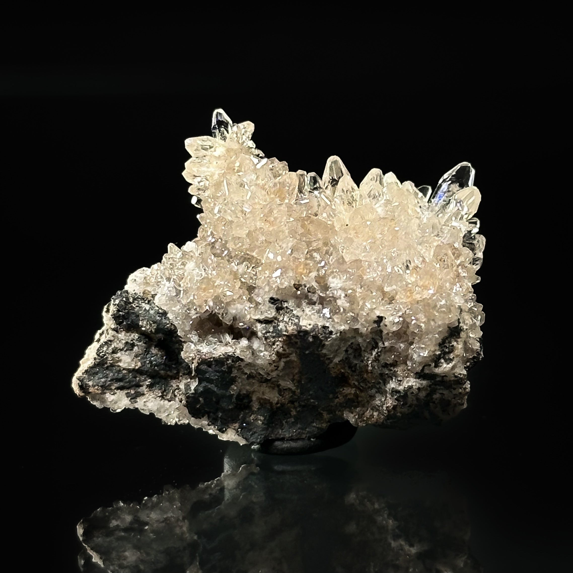 Oyelite on Calcite